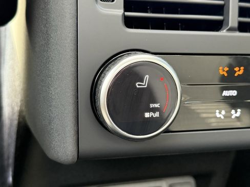 Certified 2025 Land Rover Discovery S image 33