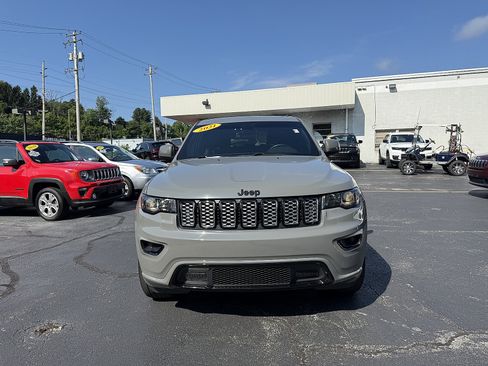 Used 2021 Jeep Grand Cherokee Laredo X AWD/4WD image 2