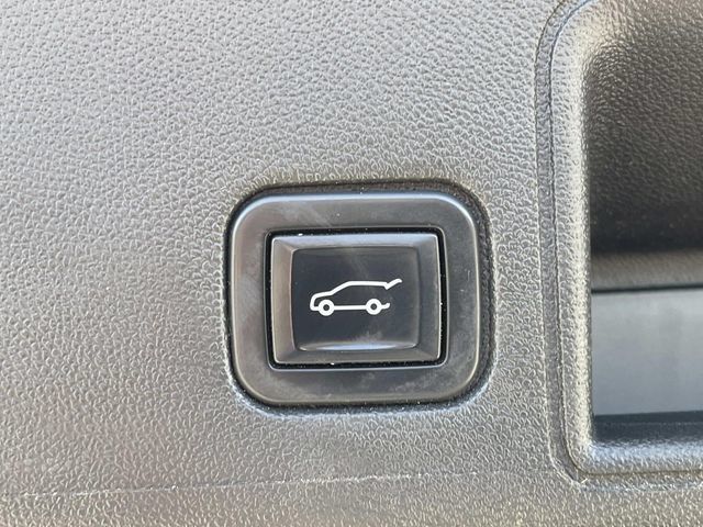 Used 2022 GMC Terrain SLT w/ Infotainment Package II FWD image 13