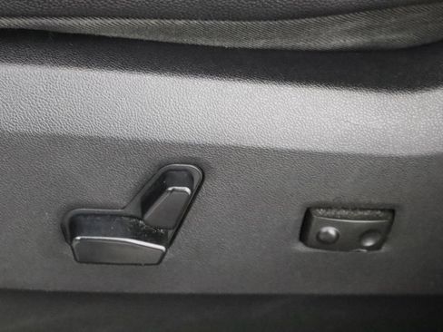 Used 2014 Chrysler Town & Country Touring image 23