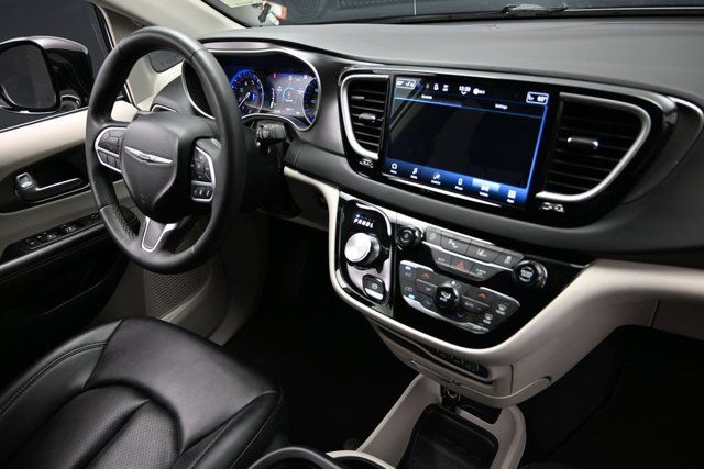 Certified 2024 Chrysler Pacifica Touring-L FWD image 17
