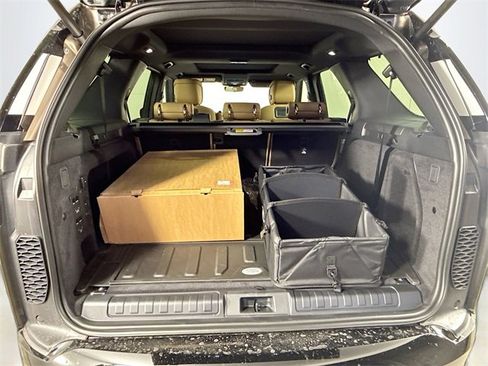 New 2026 Land Rover Discovery Dynamic SE image 28