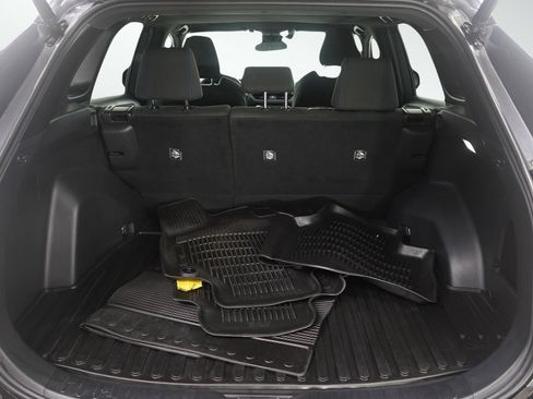 Used 2022 Toyota RAV4 SE w/ Convenience Package image 9