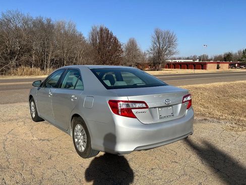 Used 2014 Toyota Camry LE image 4
