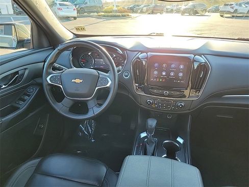 Used 2023 Chevrolet Traverse LT image 9
