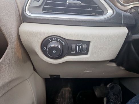 Used 2017 Chrysler Pacifica Touring-L image 20