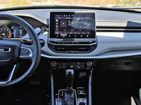 Used 2024 Jeep Compass Limited image 8