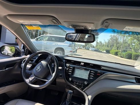 Used 2018 Toyota Camry SE w/ Moonroof Package FWD image 8