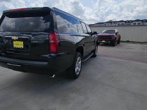 Used 2019 Chevrolet Suburban LT RWD image 8