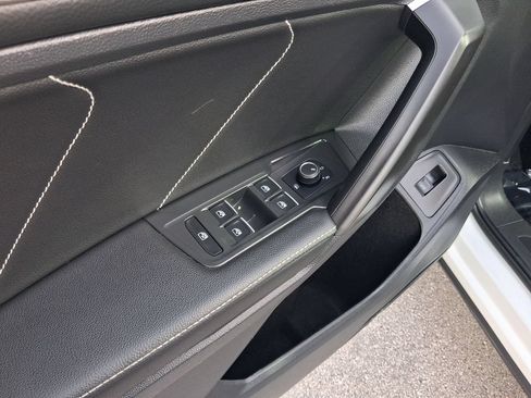 Used 2022 Volkswagen Tiguan SE w/ Panoramic Sunroof Package FWD image 17