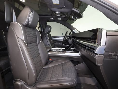 Used 2025 Cadillac Escalade ESV V AWD/4WD image 28