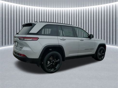 New 2025 Jeep Grand Cherokee Limited w/ Black Appearance Package image 8