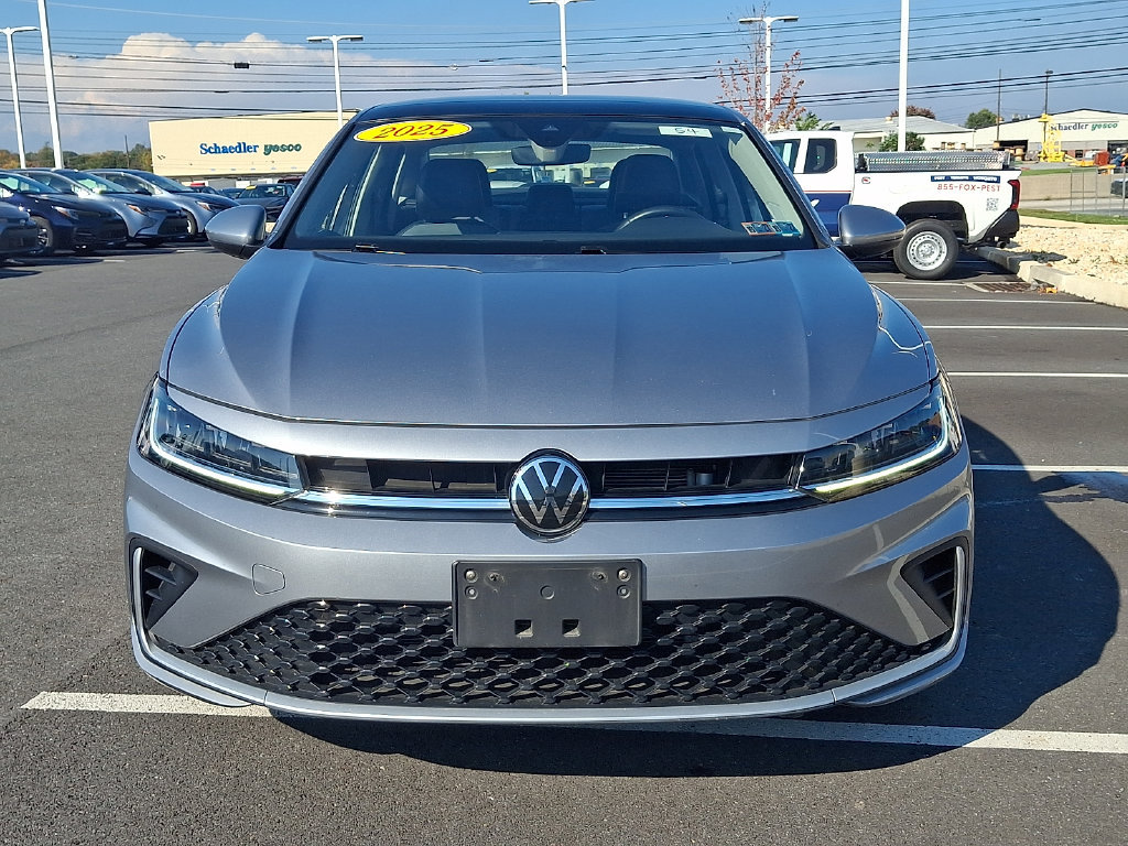 Used 2025 Volkswagen Jetta SE FWD image 2