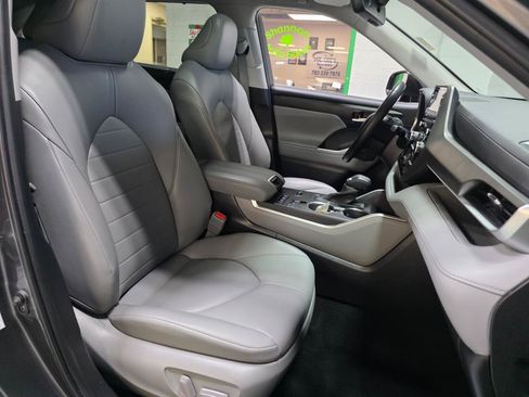 Used 2022 Toyota Highlander XLE AWD/4WD image 27