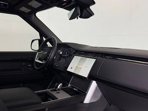Certified 2025 Land Rover Range Rover SV image 22