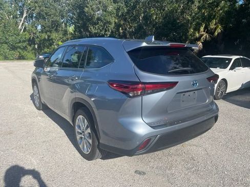 Used 2021 Toyota Highlander Limited FWD image 4