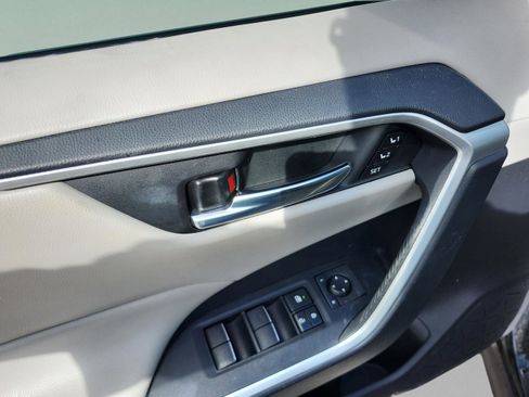 Used 2019 Toyota RAV4 XLE Premium image 16