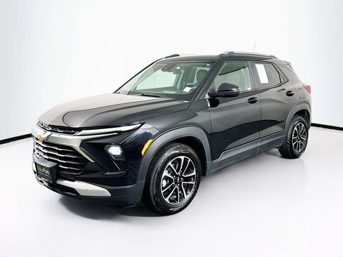 Used 2025 Chevrolet TrailBlazer LT FWD image 3