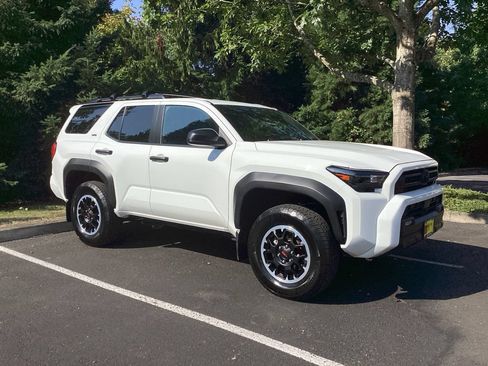 Used 2025 Toyota 4Runner SR5 AWD/4WD image 9