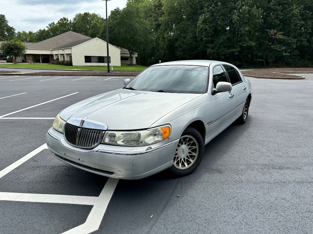 Used 2002 Lincoln Town Car Signature RWD image 2