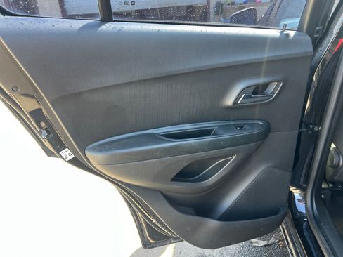 Used 2021 Chevrolet Trax LS FWD image 25