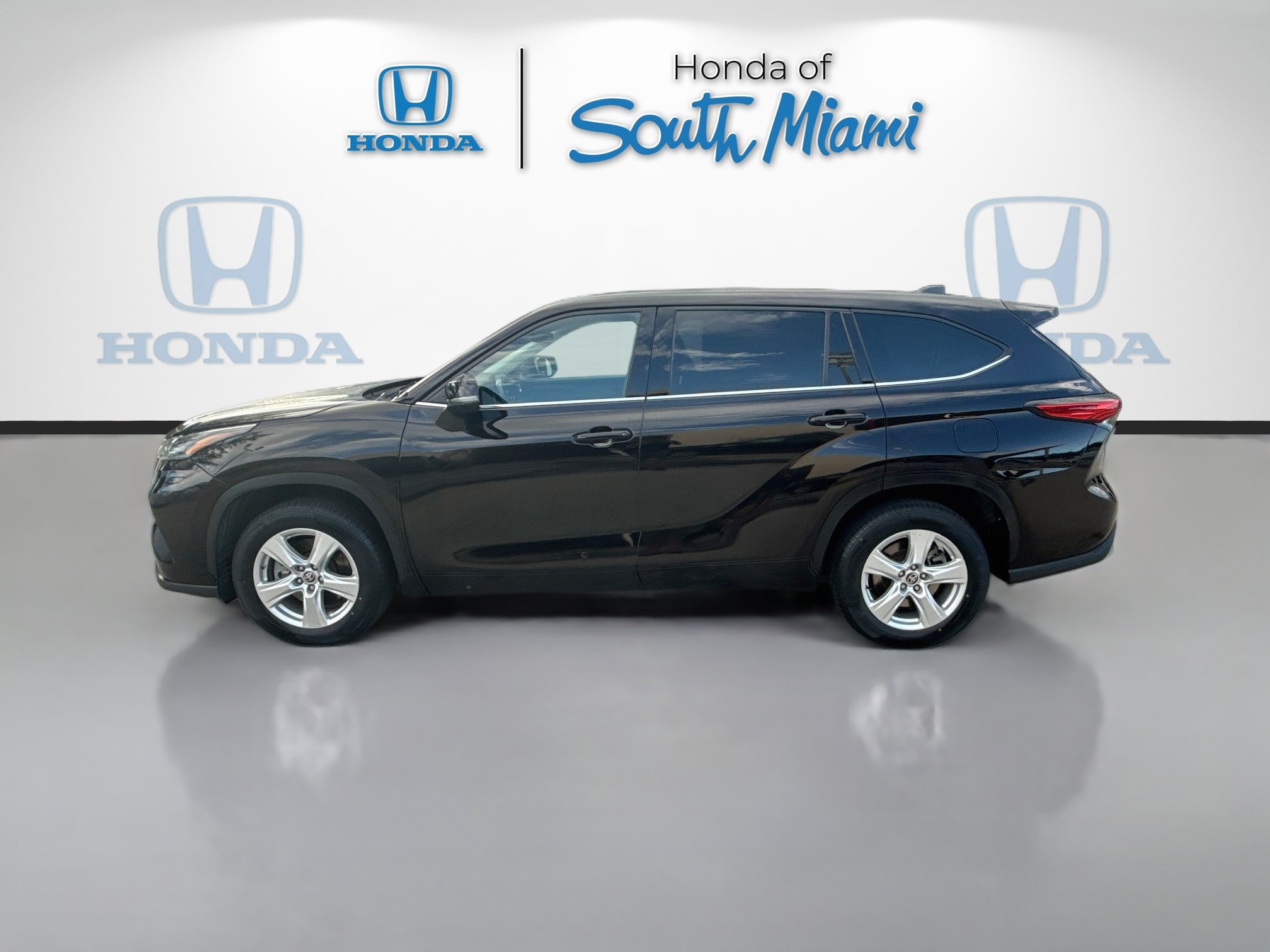 Used 2022 Toyota Highlander LE FWD image 4
