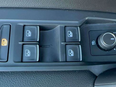 Used 2021 Volkswagen Tiguan SE w/ Panoramic Sunroof Package image 16