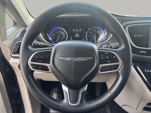 Used 2021 Chrysler Voyager LX image 27