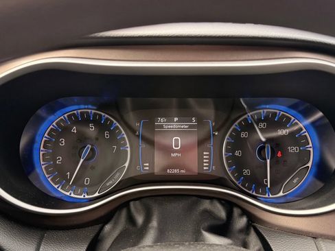 Used 2017 Chrysler Pacifica Touring w/ Tire & Wheel Group FWD image 12