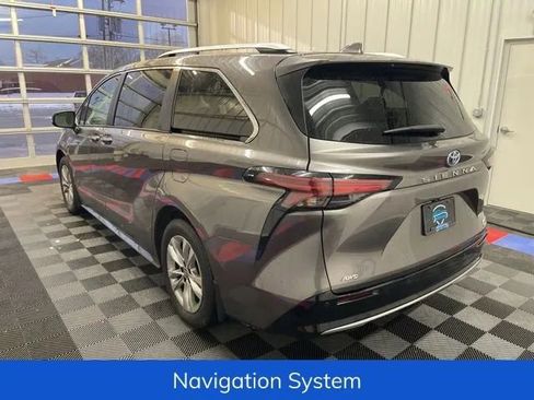 Used 2022 Toyota Sienna Limited image 6