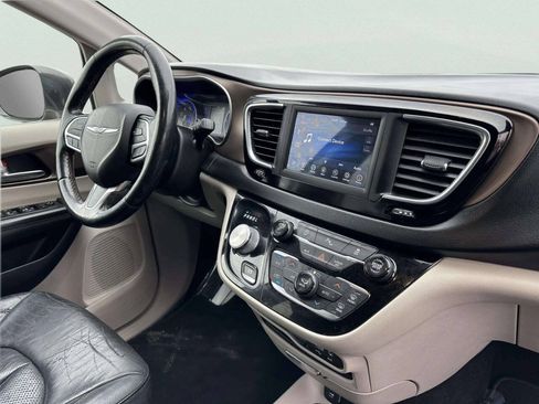 Used 2019 Chrysler Pacifica Touring-L FWD image 20