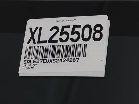 Used 2025 Land Rover Defender 110 X-Dynamic SE image 25