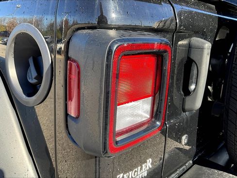 Used 2018 Jeep Wrangler Unlimited Sport S image 31