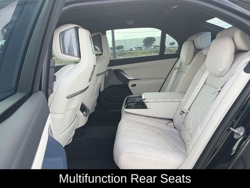Used 2024 BMW 760i xDrive w/ Executive Package AWD/4WD image 25