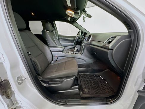 Used 2019 Jeep Grand Cherokee Laredo image 29