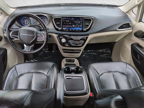 Used 2021 Chrysler Pacifica Touring-L image 17