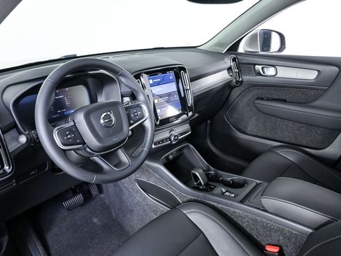 Certified 2025 Volvo XC40 B5 Core AWD/4WD image 6