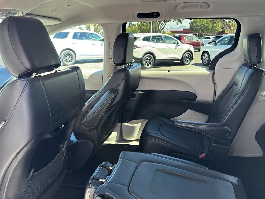 Used 2023 Chrysler Pacifica Touring-L FWD image 18