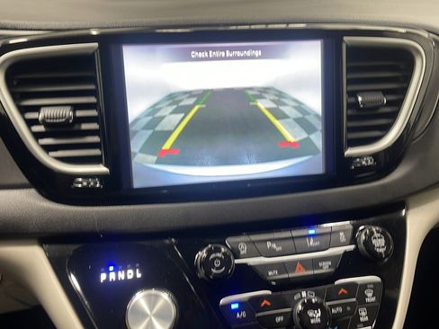 Used 2024 Chrysler Pacifica Touring-L FWD image 10