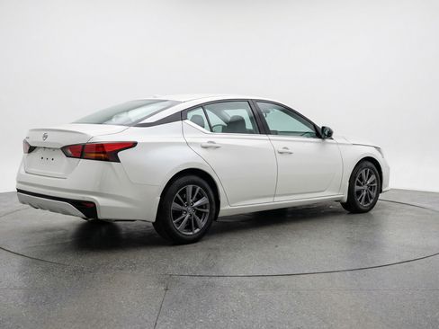 Used 2025 Nissan Altima 2.5 SV FWD image 9