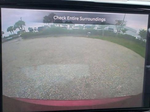 Used 2021 Chrysler Pacifica Touring-L FWD image 11