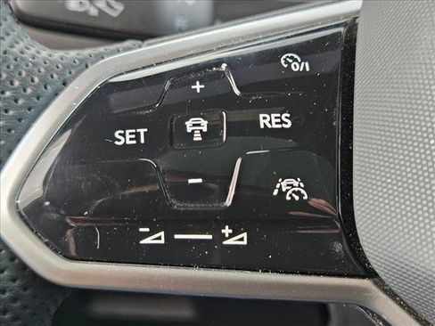 Used 2023 Volkswagen Tiguan SE R-Line image 16