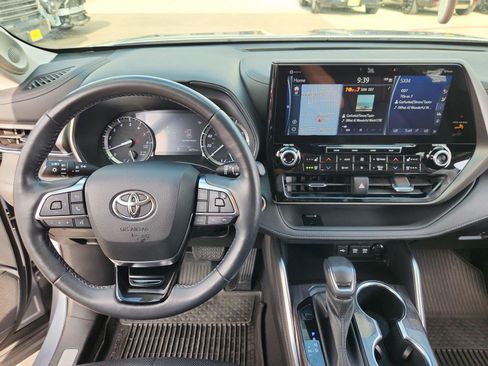 Used 2021 Toyota Highlander Limited FWD image 11