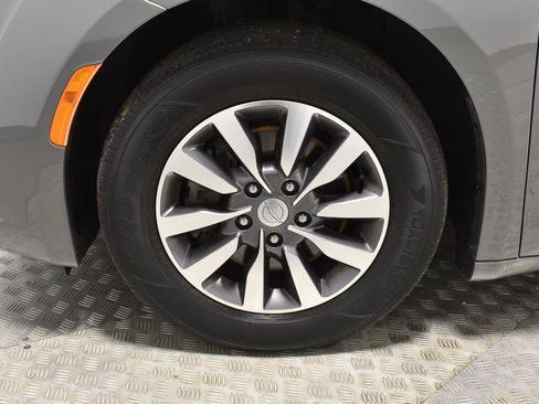 Used 2020 Chrysler Pacifica Touring-L Plus image 34