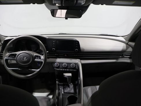 Used 2021 Hyundai Elantra SE image 16