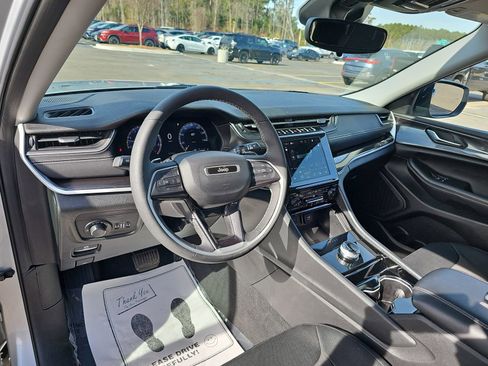 Used 2023 Jeep Grand Cherokee Laredo w/ Luxury Tech Group I image 17