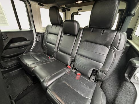 Used 2019 Jeep Wrangler Unlimited Sahara image 13