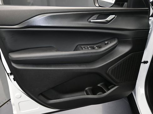 Used 2025 Jeep Grand Cherokee Laredo image 17