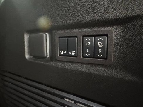 Used 2024 GMC Yukon AT4 w/ Technology Package AWD/4WD image 33