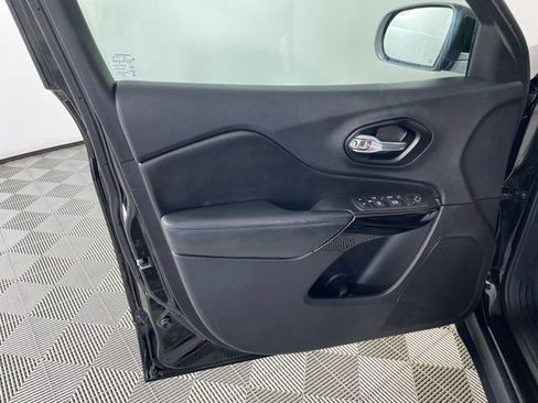 Used 2021 Jeep Cherokee Latitude Plus AWD/4WD image 17
